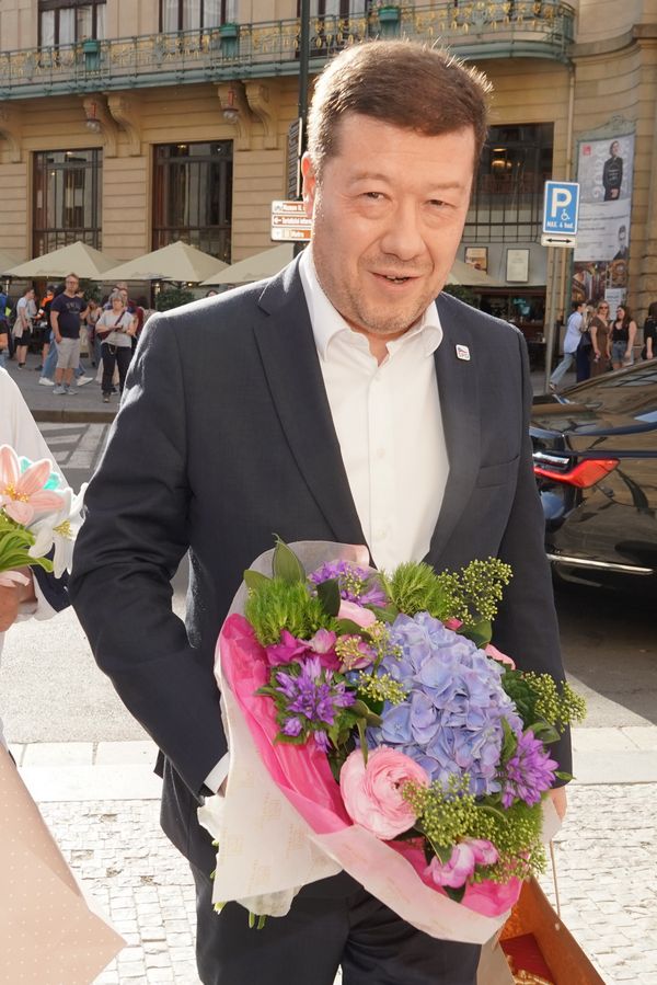 Tomio Okamura na oslavě legendární herečky leckoho překvapil: Šéf SPD nyní prozradil, kde se tam vzal - fotka 1/1
