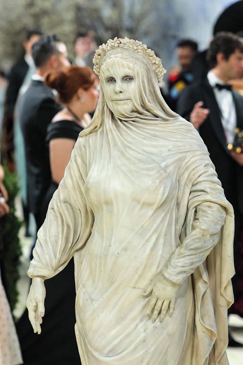 Poznáte ji? Ani na Met Gala nezklamala. Přišla jako antická socha! Zadání tak pochopila na jedničku a fanoušci tleskají