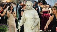 Poznáte ji? Ani na Met Gala nezklamala. Přišla jako antická socha! Zadání tak pochopila na jedničku a fanoušci tleskají