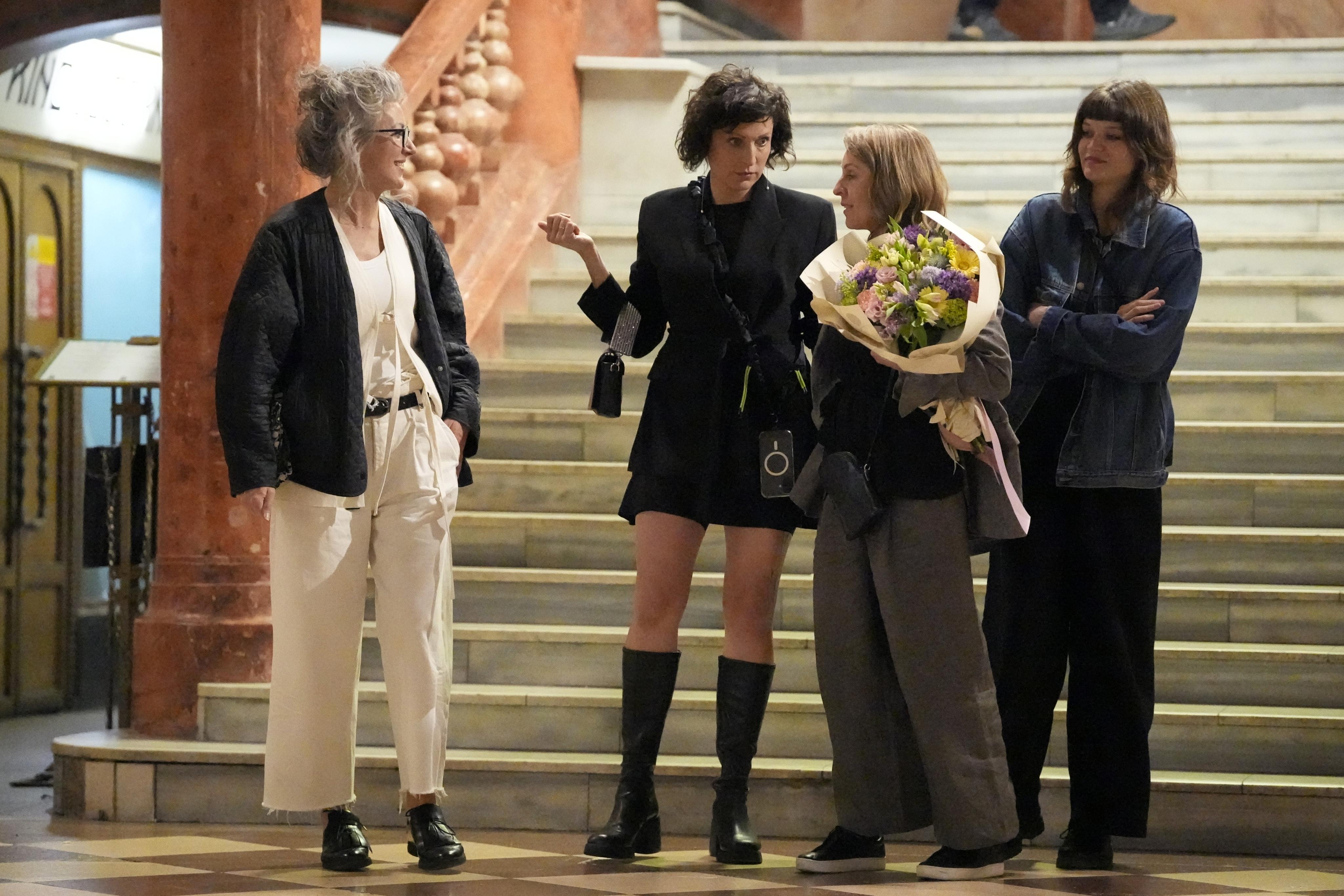 Tereza Ramba a Jenovéfa Boková v objetí fešáků a rozjařená Solaříková s Farnou: Takto bujaře končila premiéra v Lucerně - Super.cz