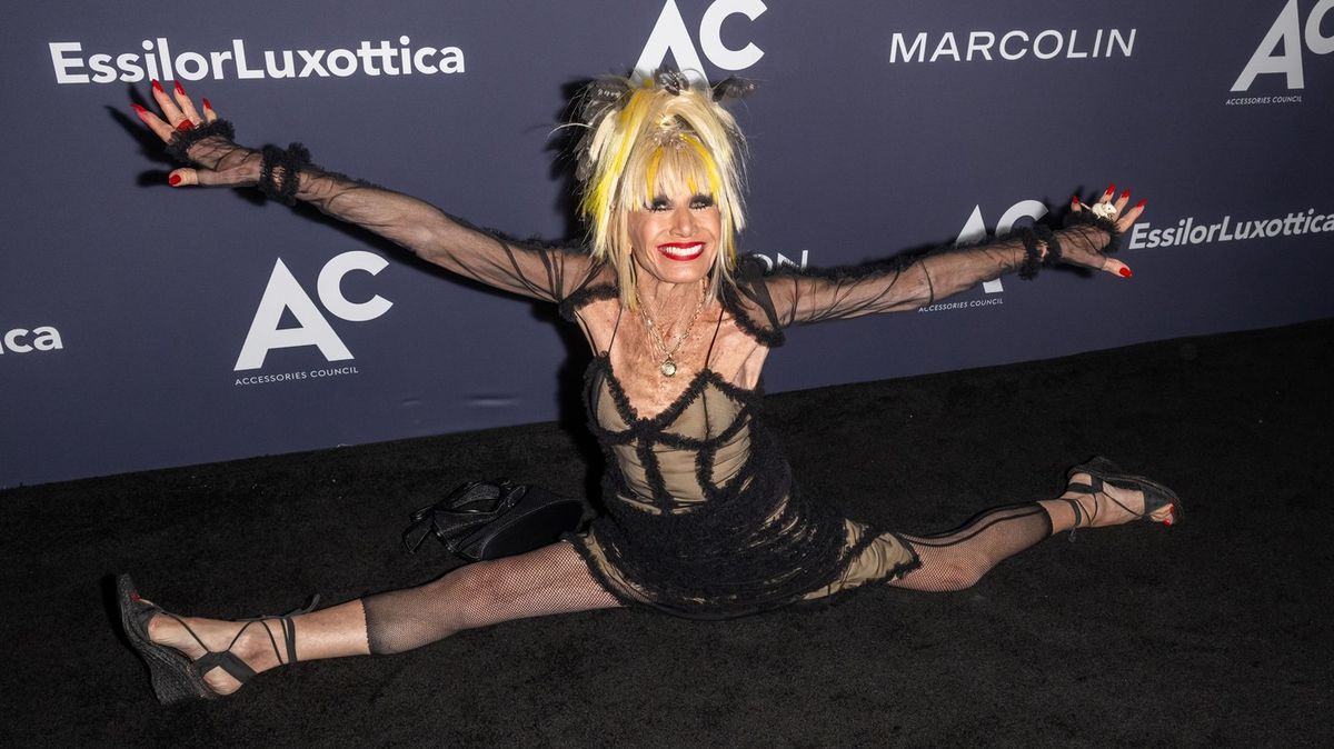 Nejohebnější návrhářka dělá provaz, kudy chodí. Betsey Johnson je přitom už 83 let, elasticity má ale na rozdávání