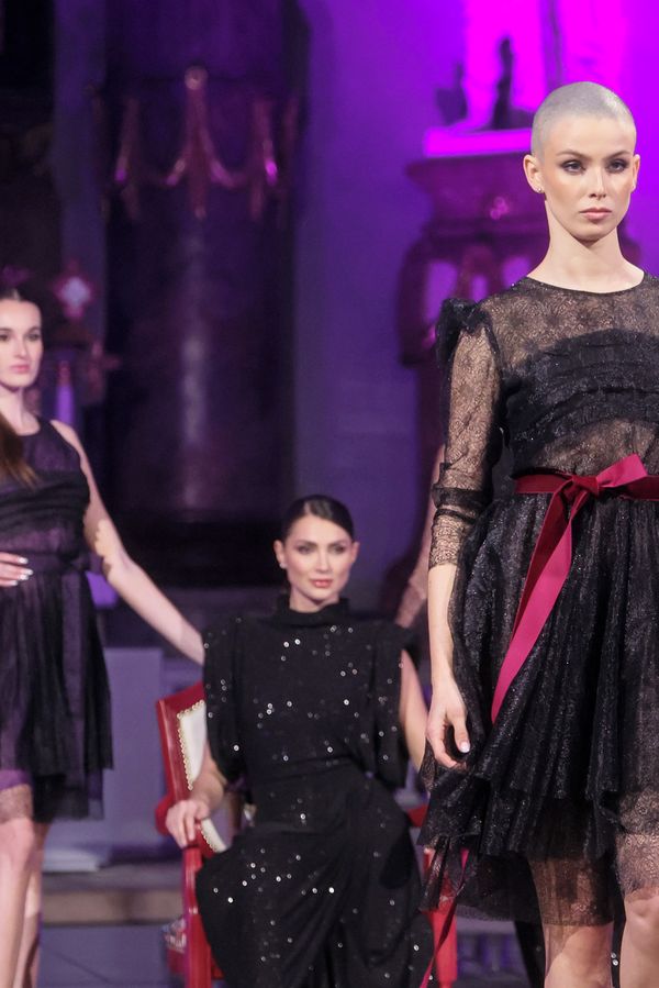 Provokace Beaty Rajské: Modelky v jejích róbách odhalily těla v kostele - fotka 1/1