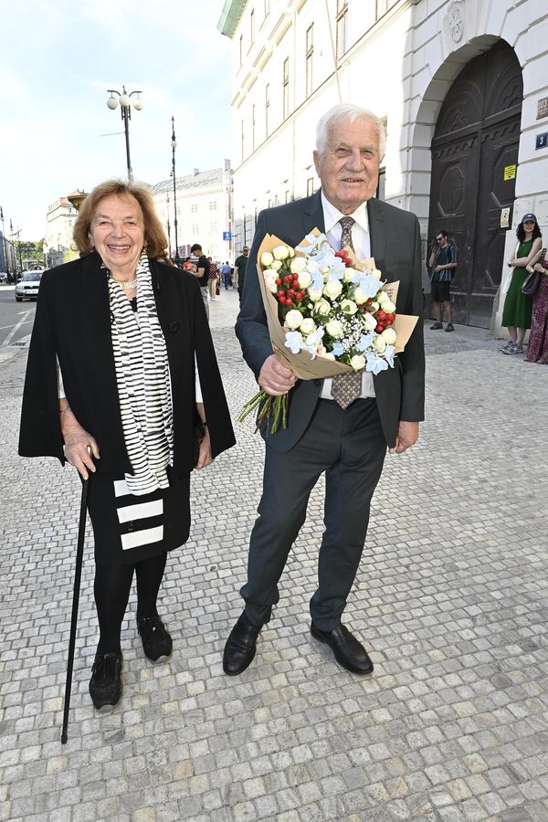 Hvězdy se sjíždí na oslavu Jiřiny Bohdalové (95): Vondráček přinesl med a „víčkovici“, Kaiser šišku salámu - fotka 1/1