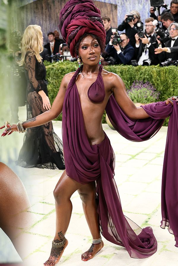Vážně ji takhle pustili na Met Gala? Poznáte polonahou zpěvačku, která ‚zahákla kus záclony o prso‘ a šla? - fotka 1/1