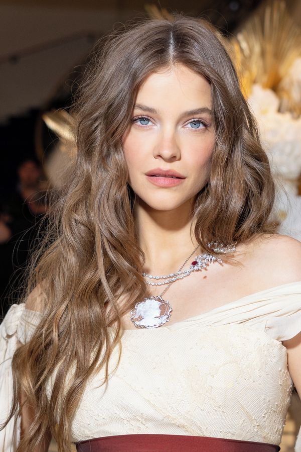 Ukázala bříško a teď jde na týden spát: Těhotná Barbara Palvin si podmanila Cannes. S manželem čekají prvního potomka - fotka 1/1