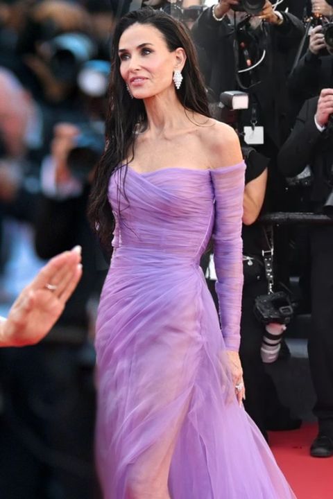 Jako víla! Ale co ty ruce? Demi Moore přivezla do Cannes éterické róby. Odhalila i své ‚kuřecí‘ paže