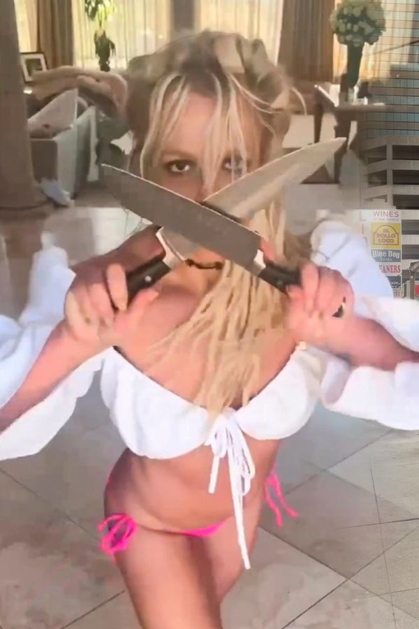 Britney Spears se na večeři utrhla ze řetězu: Zpěvačka měla pochodovat po restauraci s nožem v ruce a ohrožovat hosty - fotka 1/1