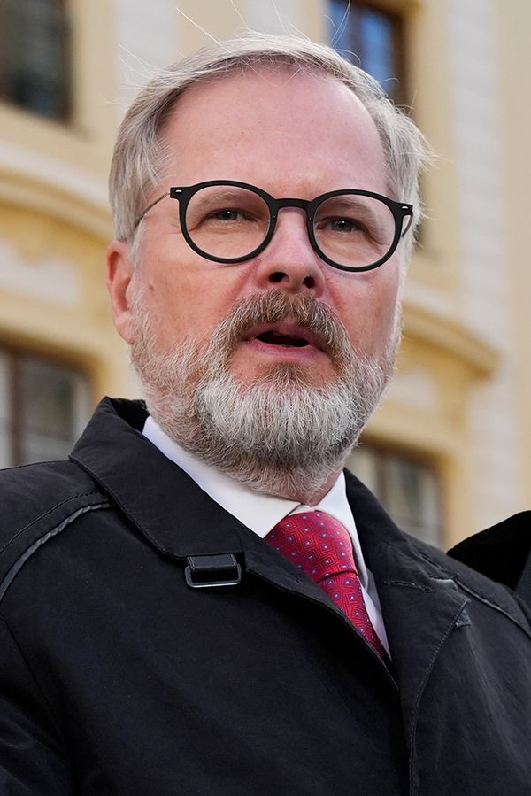 Expremiér Fiala se vysmál hejtmanu Kubovi: Pak jedním okem přelétl reakce fanoušků a smích ho přešel - fotka 1/1