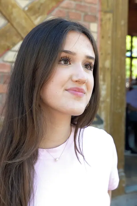 Neuvěřitelná podoba! Mladší dcera Ivy Kubelkové je kopií své matky. Mami, už zalez, řekla při pohledu do zrcadla