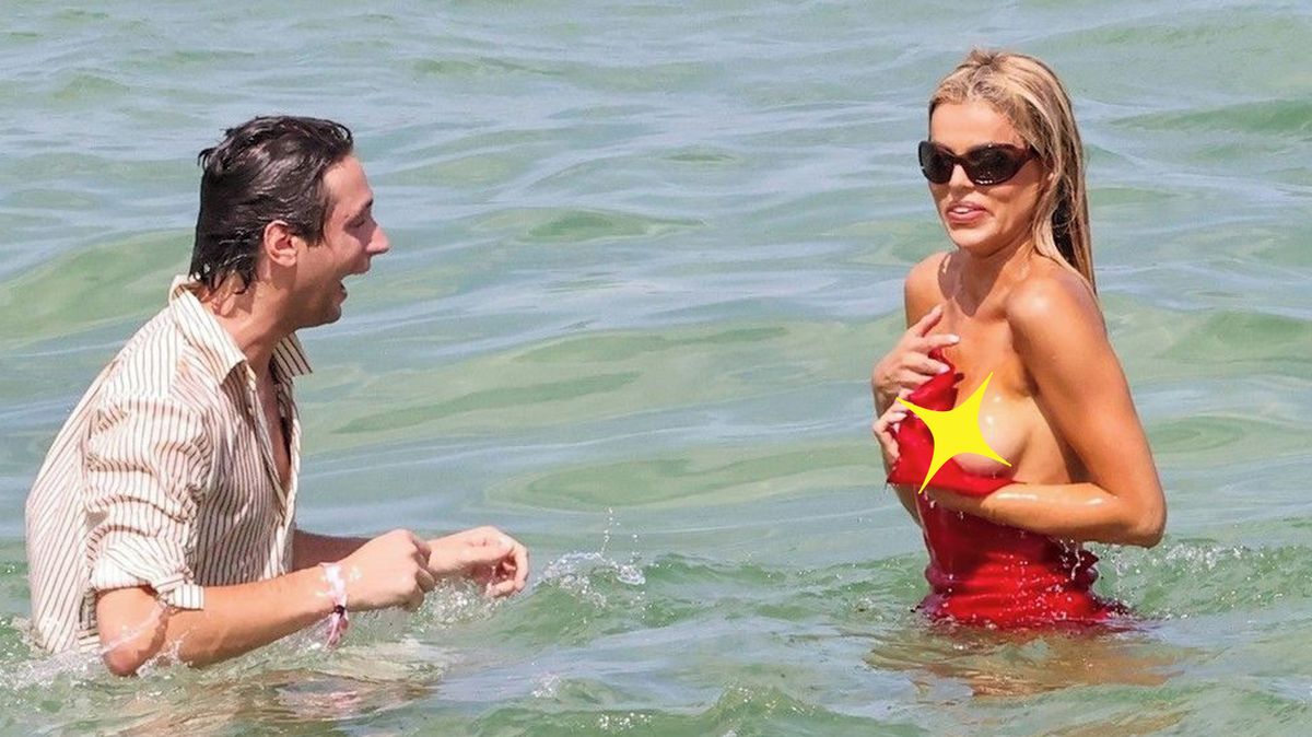 Sexy plavčici při dovádění ve vlnách sjely šaty pod ňadra: Kolega zíral s ústy dokořán