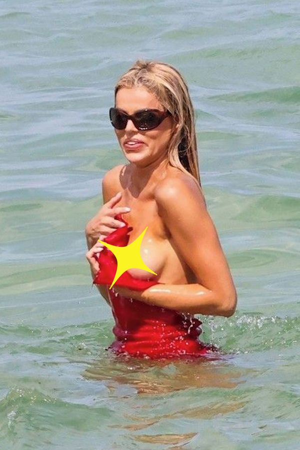 Sexy plavčici při dovádění ve vlnách sjely šaty pod ňadra: Kolega zíral s ústy dokořán - fotka 1/1