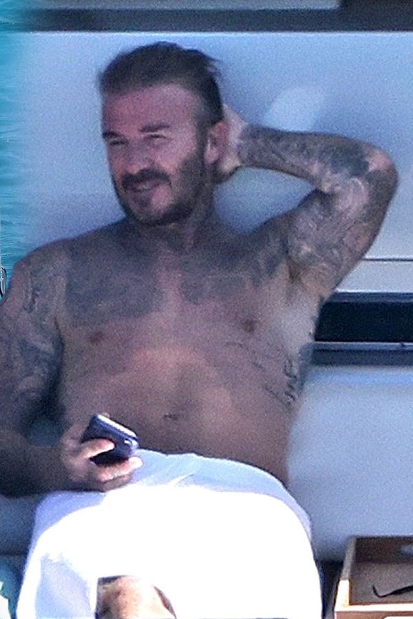 Polonahý David Beckham omotaný jen v ručníku i sexy syn Romeo s přítelkyní v plavkách: Luxus si užívala i Victorie - fotka 1/1