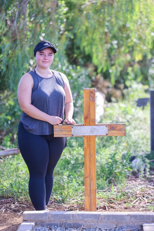 Aby zaplatila školu, uklízí hroby. Morbidní brigáda dívce přerostla v rodinný podnik - fotka 1/1