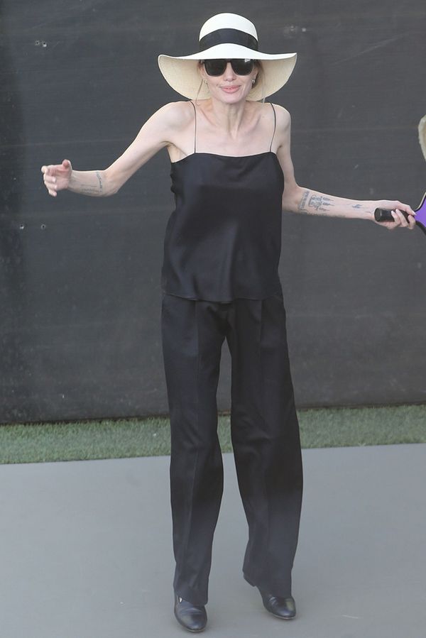 Vypadá jako chodící mrtvola. Angelina Jolie vystrašila fanoušky svým úborem bez podprsenky během sportovního utkání - fotka 1/1