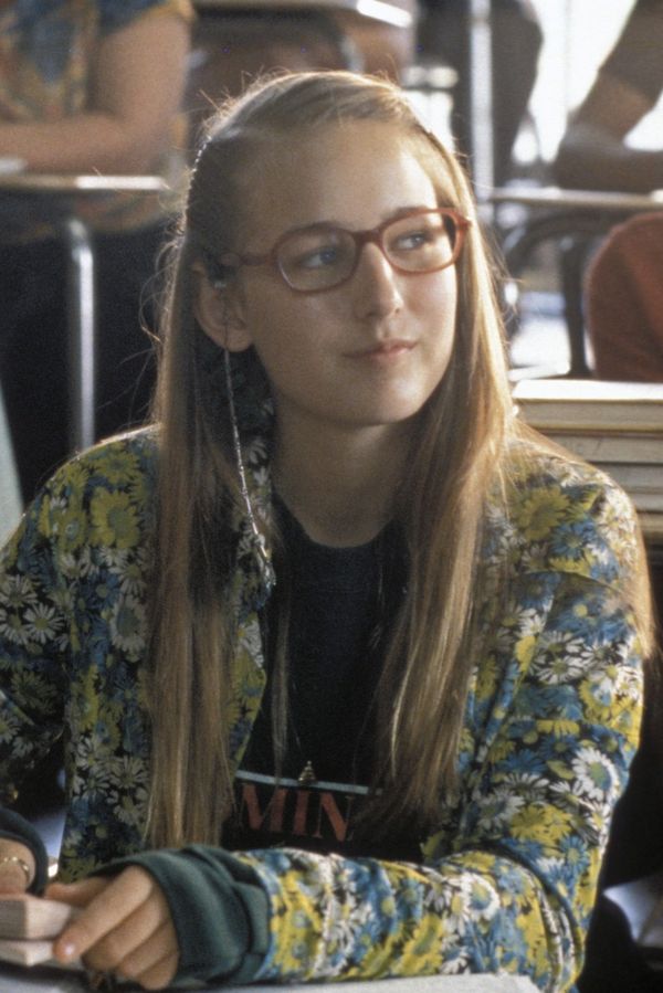 Vzpomínáte na herečku, kterou přirovnávali k mladé Helen Hunt? Z Hollywoodu dávno odešla, takhle dnes vypadá - fotka 1/1