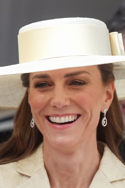 Princezna Kate byla ztělesněná dokonalost! Brokátové šaty, skvostný klobouk a náušnice ze svatby s Williamem