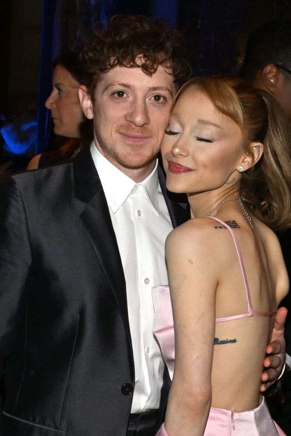 Ariana Grande a Ethan Slater se rozešli! Herec přitom kvůli zpěvačce opustil manželku krátce po porodu - fotka 1/1