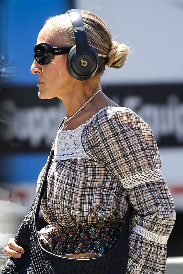 Vypadá jako moje babička! Carrie ze Sexu ve městě to za svůj poslední outfit pořádně schytala. Fanoušci ji brání - fotka 1/1