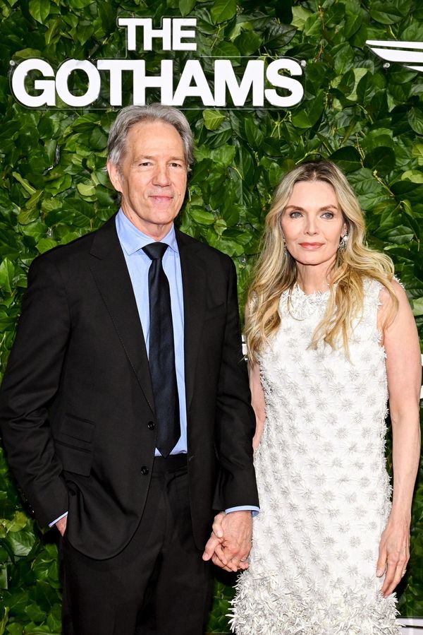 Je tak úchvatná. Michelle Pfeiffer na červeném koberci zapózovala se slavným manželem. Pak došlo k roztomilému momentu - fotka 1/1