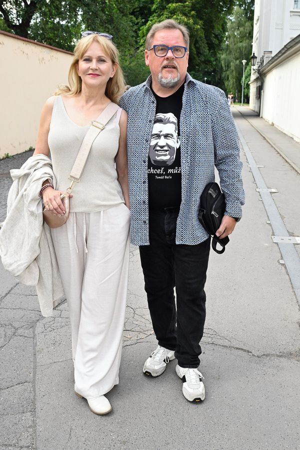 Václav Kopta skončil po operaci o berlích. Už zase skáču přes kaluže, vzkazuje herec. Básničkou pobavil fanoušky  - fotka 1/1