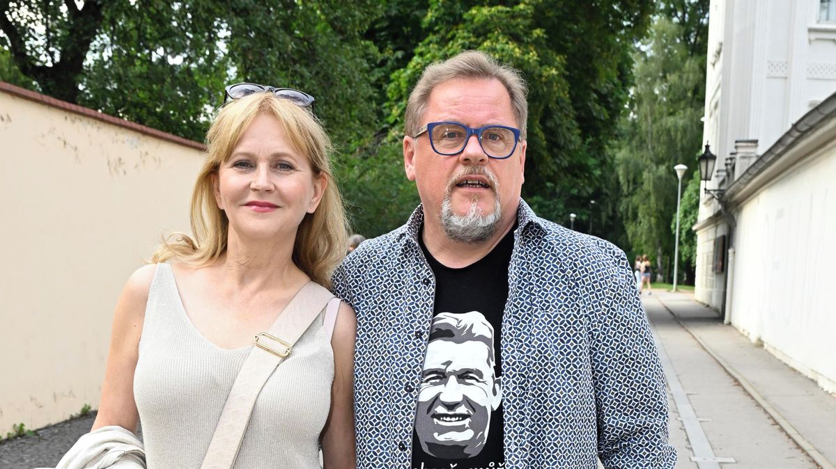 Václav Kopta skončil po operaci o berlích. Už zase skáču přes kaluže, vzkazuje herec. Básničkou pobavil fanoušky