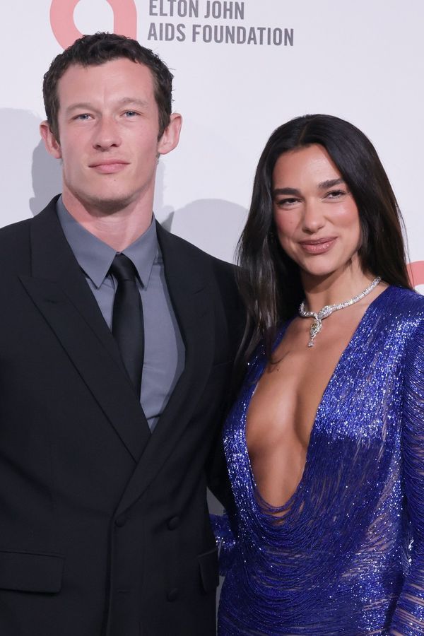 Dua Lipa konečně odhalila, v čem se vdala! Není to róba, ale umělecké dílo: Na těchto peříčkách pracovaly desítky lidí - fotka 1/1