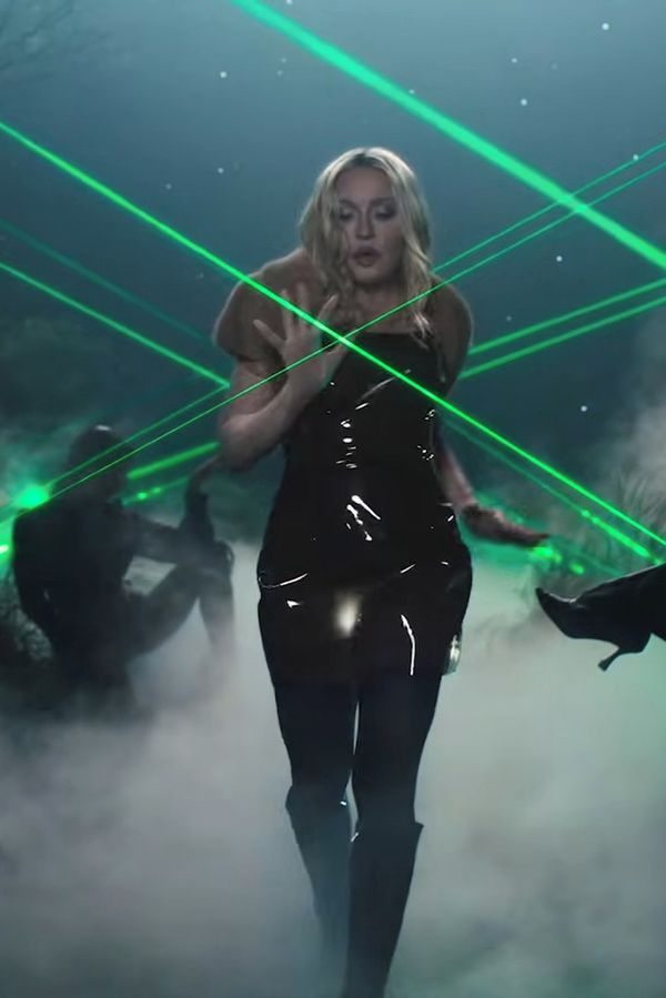 Divoženka Madonna odhalila světlo zpod sukně. Přidala se i Sabrina Carpenter, Kate Moss a další známé tváře - fotka 1/1