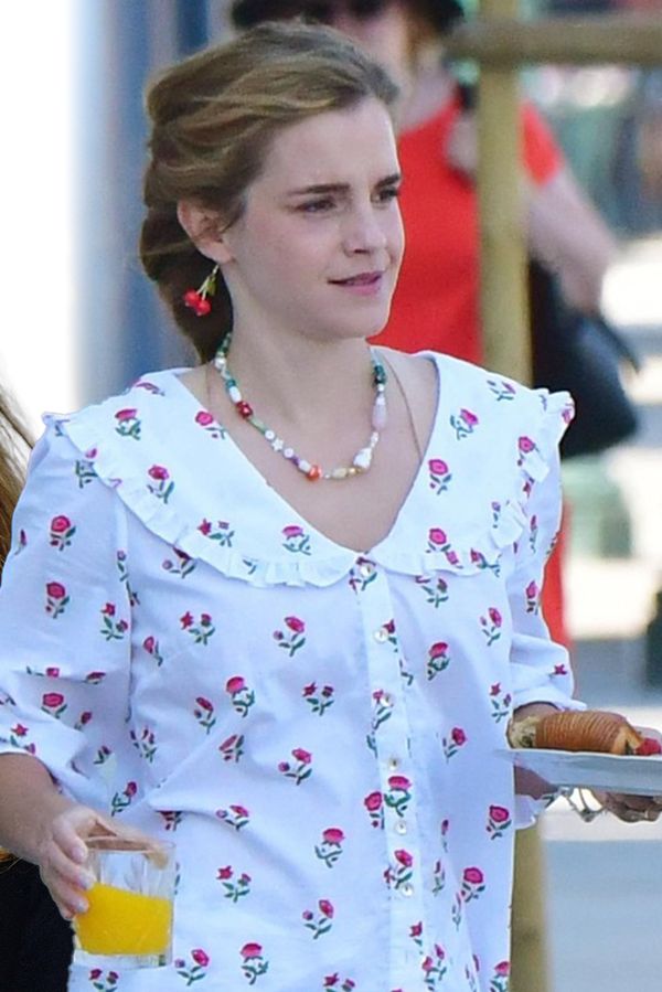 Emma Watson si šla v Benátkách pro snídani v pyžamu. Pořád vypadá jako malá Hermiona, žasnou fanoušci - fotka 1/1