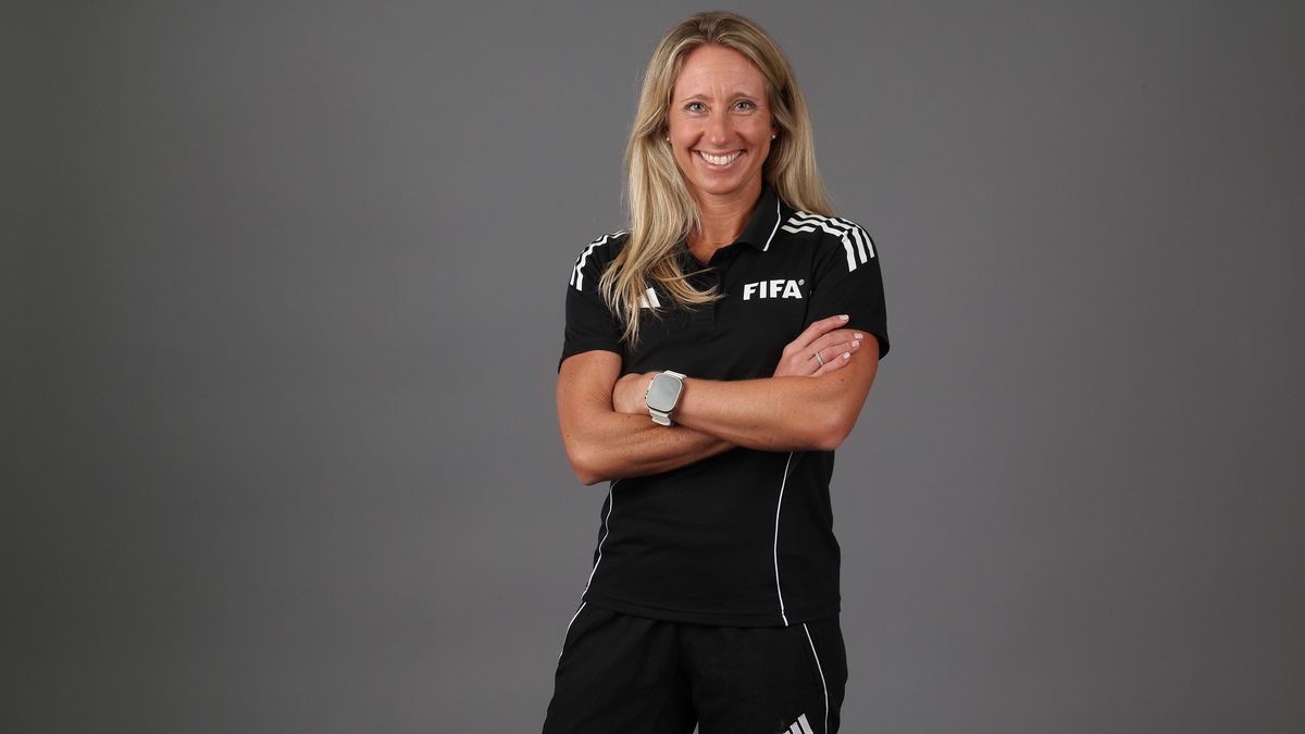 Tahle sympatická blondýnka píská na MS zápas českých fotbalistů proti JAR: Trojnásobná maminka si umí zjednat pořádek