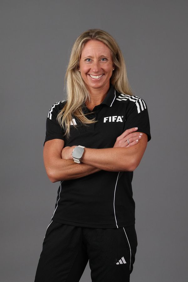 Tahle sympatická blondýnka píská na MS zápas českých fotbalistů proti JAR: Trojnásobná maminka si umí zjednat pořádek - fotka 1/1