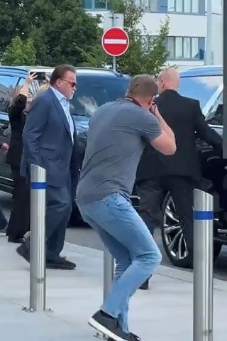 Terminátor je v Praze! Schwarzenegger přiletěl jako elegán, takhle mu to sekne