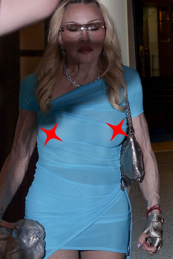 Madonna v Paříži ukázala bradavky v průsvitných šatech. A pak i něco víc  - fotka 1/1