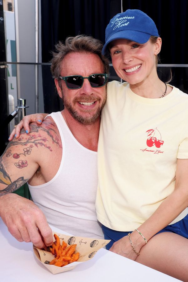Kristen Bell dorazila do Prahy! Zachraňovala zvířata a vlezla i do Vltavy. Manžel si z ní vtipně vystřelil - fotka 1/1