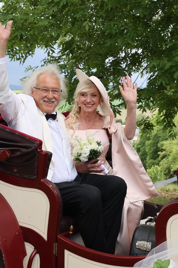 Takhle jí to slušelo ve svatebkách! Máme fotky z veselky kytarového mága a jeho o třináct let mladší novomanželky - fotka 1/1