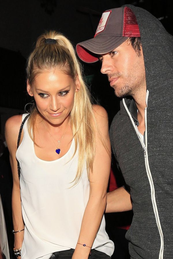 Enrique Iglesias vyvolal spekulace o rozchodu s Annou Kurnikovovou. Sdílel video, kde líbá fanynku - fotka 1/1