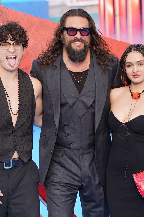 Jason Momoa ukázal to nejcennější, co má: V Londýně vyvedl půvabnou partnerku i své dvě děti. Lásky bylo na rozdávání - fotka 1/1