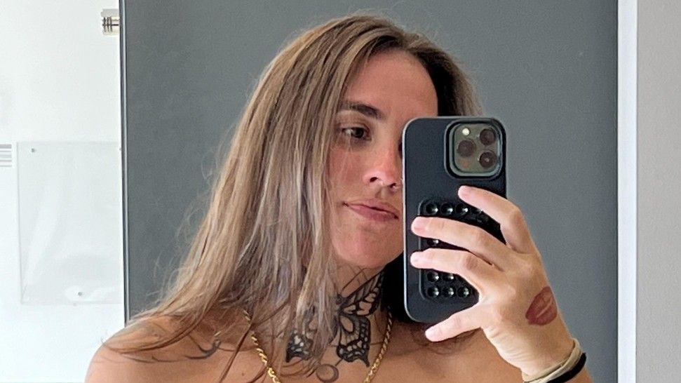 Žena si nechala odstranit prsa, protože je prostě nechtěla. Lidé jí píšou, ať se jde zabít