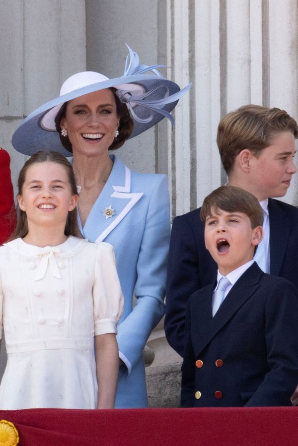 Páni! Princ George (12) už skoro přerostl maminku Kate! A co letos vymyslel na balkoně paláce srandovní bráška Louis? - fotka 1/1