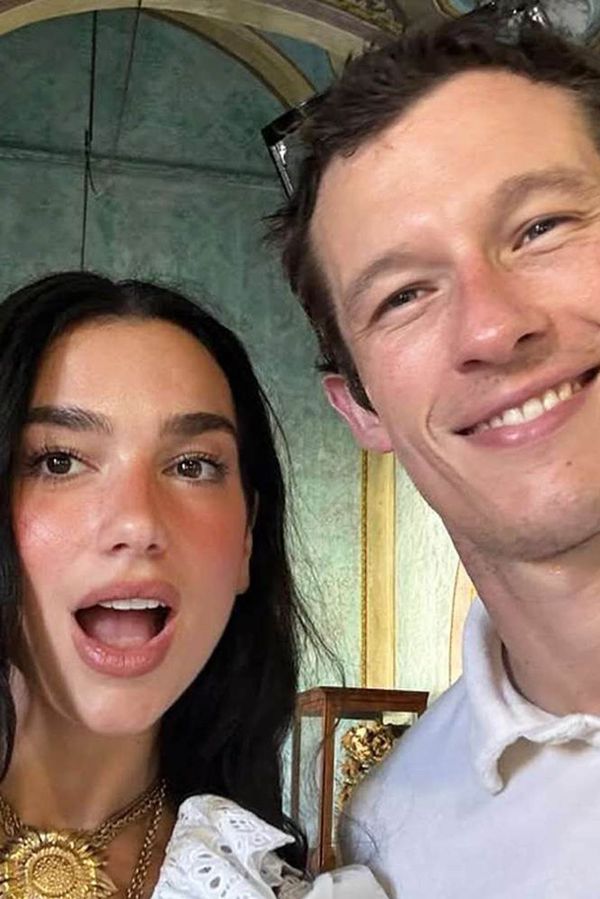 Dua Lipa a Callum Turner si užívají první týdny manželství: Na líbánkách v Itálii od sebe nedokázali dát ruce pryč - fotka 1/1