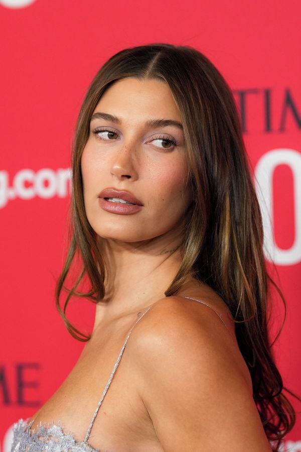 Když teploměr šplhá ke čtyřicítce, Hailey Bieber obléká jen to nejnutnější. Tropům čelí v tenkém prádle - fotka 1/1