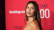 Když teploměr šplhá ke čtyřicítce, Hailey Bieber obléká jen to nejnutnější. Tropům čelí v tenkém prádle