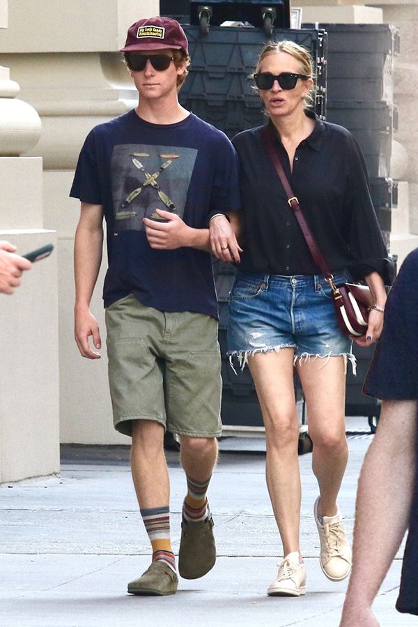 Julia Roberts (58) spatřena zcela výjimečně v ulicích Manhattanu se synem. Nohy má pořád jako dvacítka! - fotka 1/1
