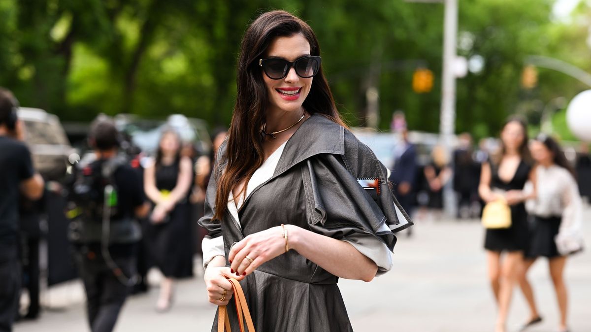 Cože? Anne Hathaway (43) sdílela video, kde oznámila nečekanou novinku. Není to rekvizita? ptají se zaskočení fanoušci