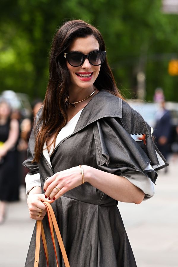Cože? Anne Hathaway (43) sdílela video, kde oznámila nečekanou novinku. Není to rekvizita? ptají se zaskočení fanoušci - fotka 1/1