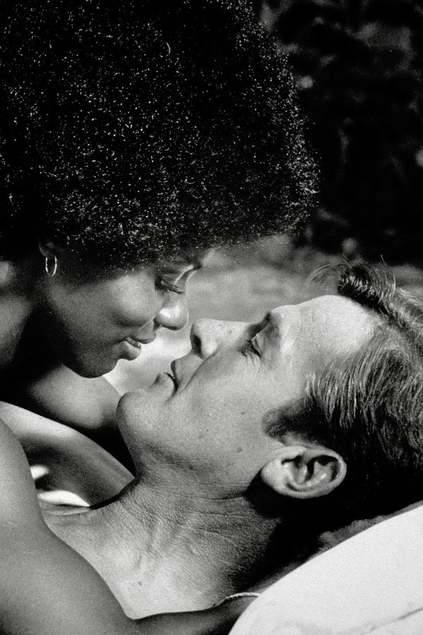 Bývalá Bond girl vzácně spatřena venku: V 77 letech se pyšní neskutečnými pažemi! - fotka 1/1
