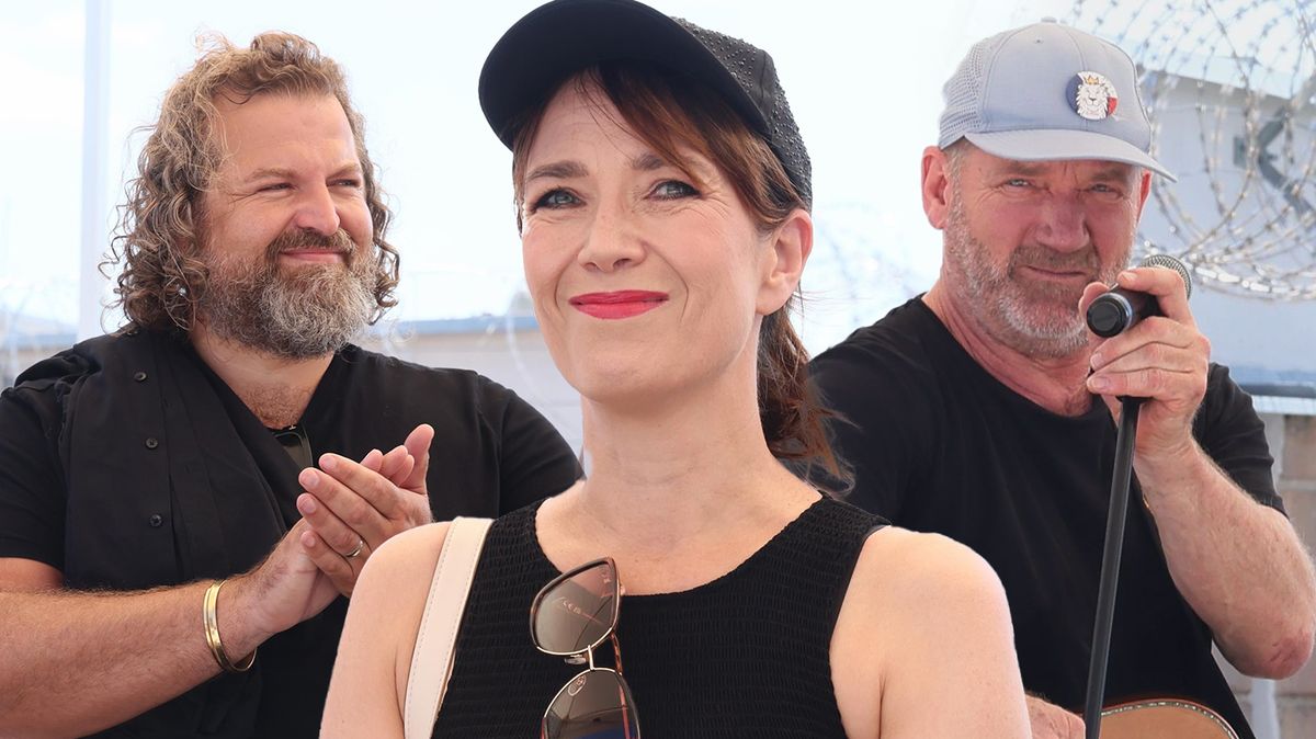 Známé tváře brání ČT a ČRo: Vystoupila Aneta Langerová, David Koller a nechybí ani Tereza Kostková a další herci