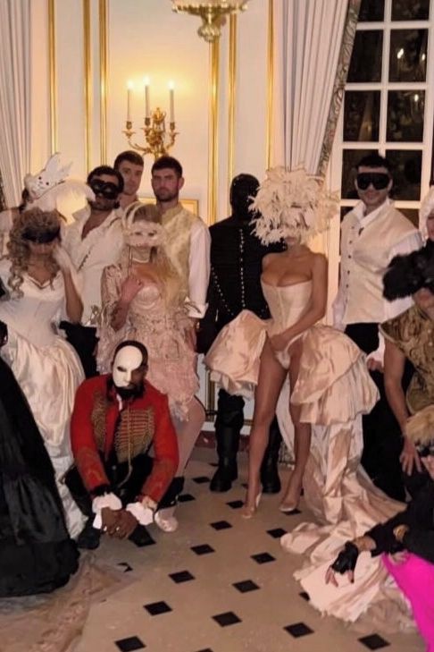 Neuvěříte, co na sebe s Biancou zase navlékli! Kanye West uspořádal narozeninový bál ve Versailles - fotka 1/1