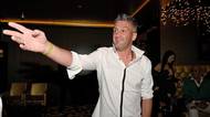 Martin Fenin ve svém živlu: Polonahé krásky, alkohol i kamarádi z mokré čtvrti. Motal se mu jazyk i nohy