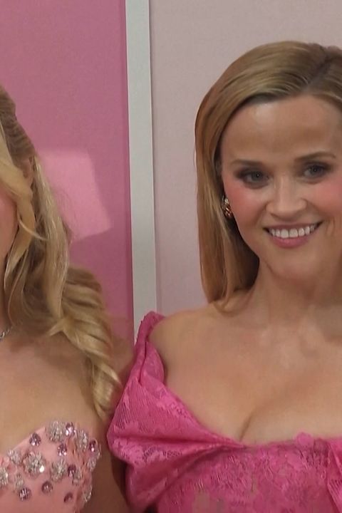 Tady bylo růžové úplně všechno! Reese Witherspoon ukázala na premiéře svou mladší dvojnici. Doprovodil ji i fešný syn