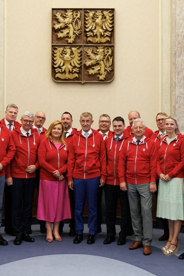 Vláda oblékla rudé mikiny a Jana Černochová si musela rýpnout: Exministryně si naběhla na hroznou smeč - fotka 1/1